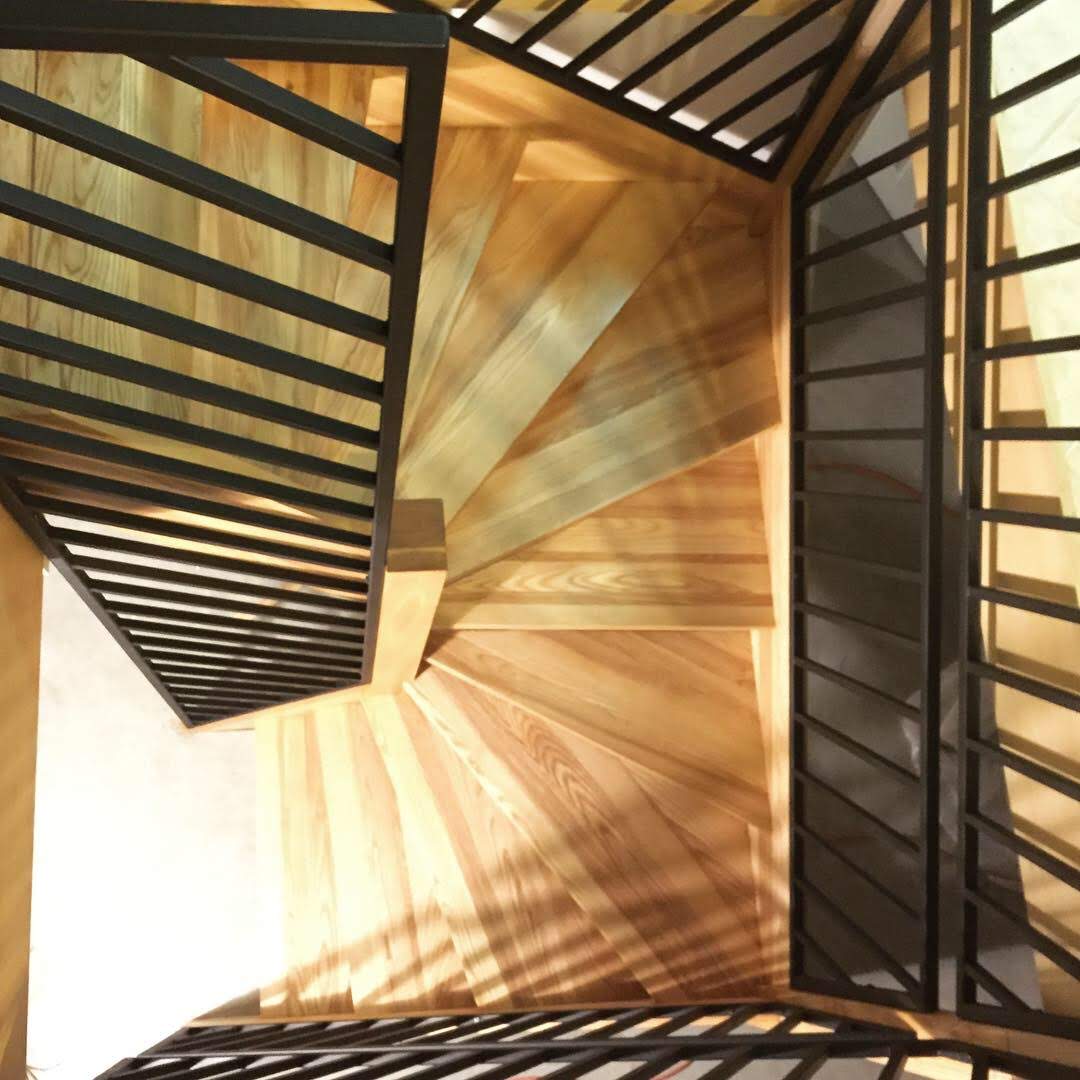 Artisan à l'atelier — travail du bois sur l'établi